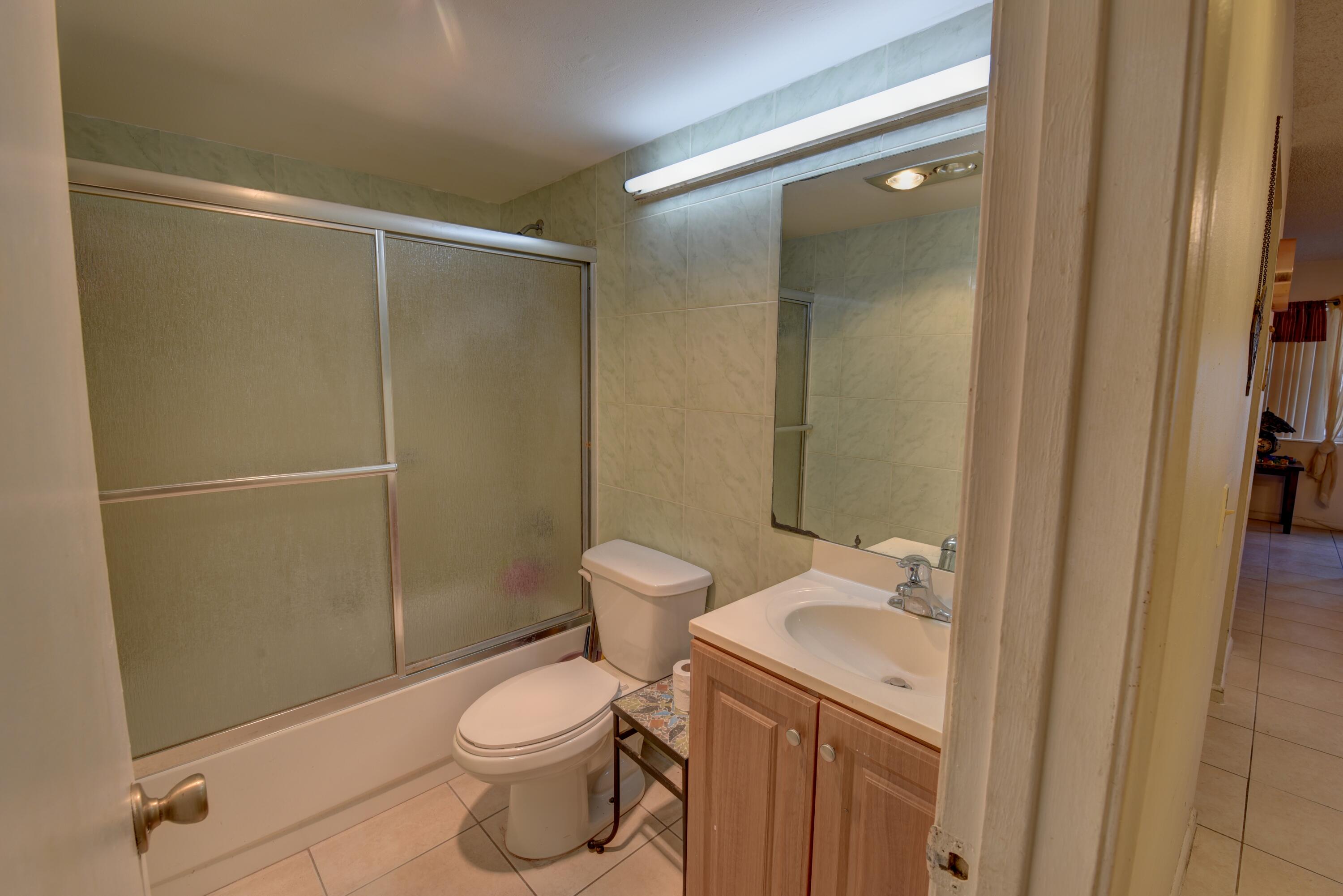 383 Markham R Deerfield Beach, FL 33442 - Photo 6 of 18 Bathroom