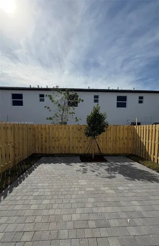 a view of a backyard