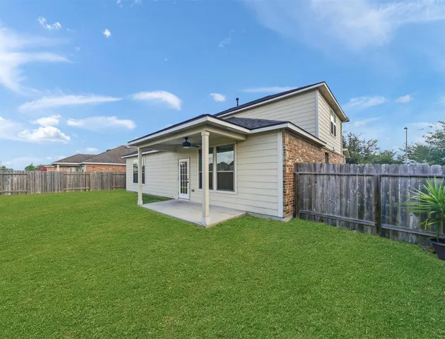a view of a house with backyard and garden