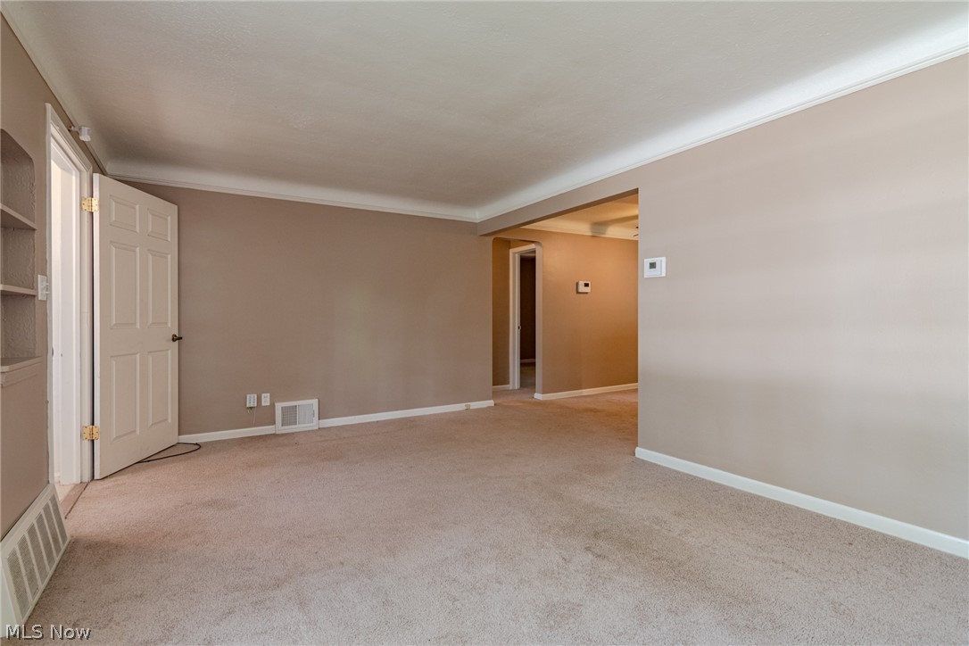 1211 South Green Road Cleveland, OH 44121 - Photo 6 of 31 Gallery Image 6