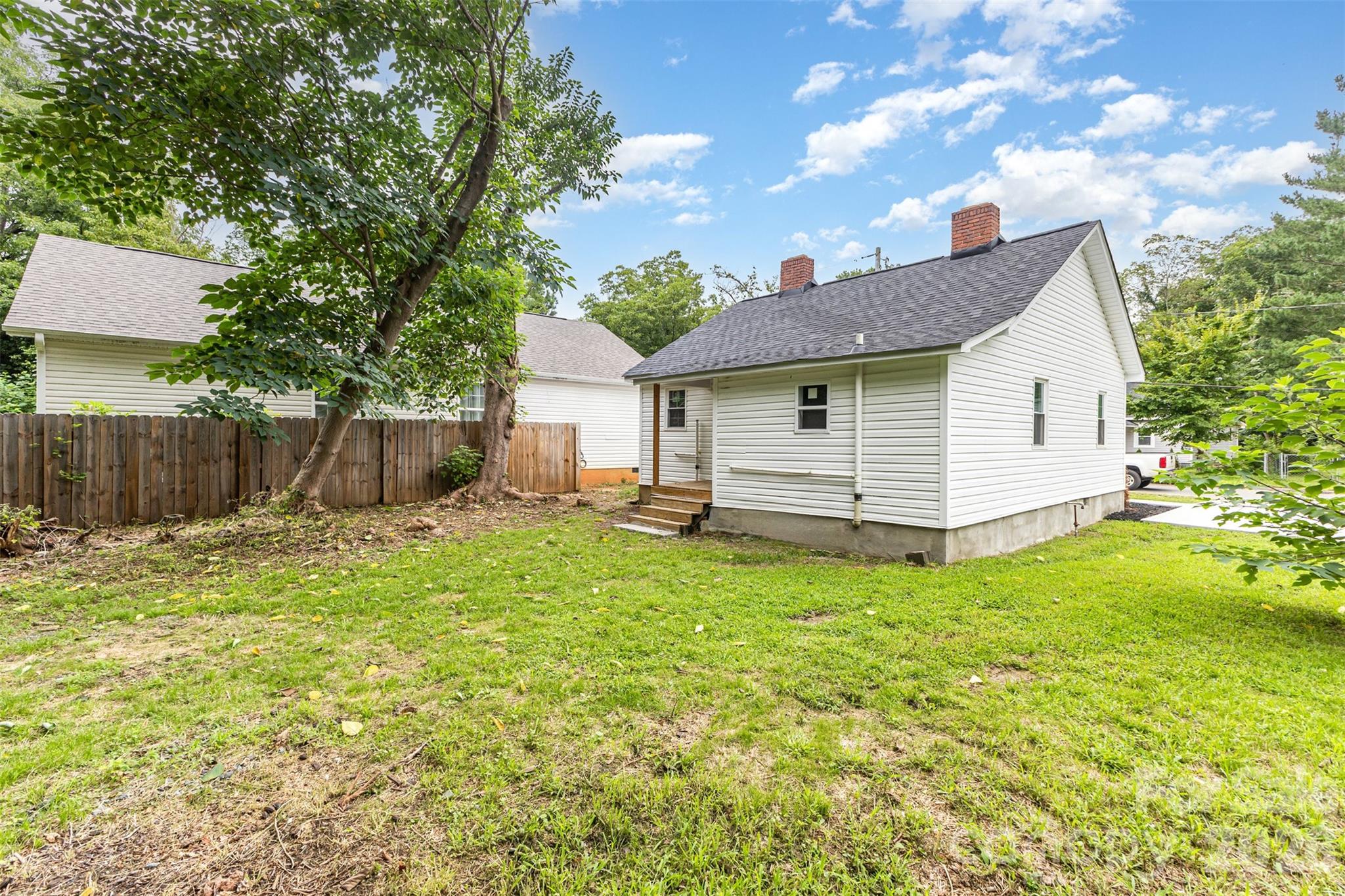 664 Simpson Street Rock Hill, SC 29730 - Photo 21 of 23 a backyard of a house with table and chairs