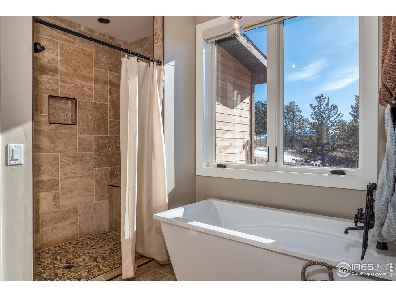 21 Ridge View Road Nederland, CO 80466 - Photo 20 of 40 Master bath tub