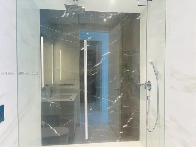 $17,000 | 300 Biscayne Blvd Way, Unit 2807, Miami, FL 33131