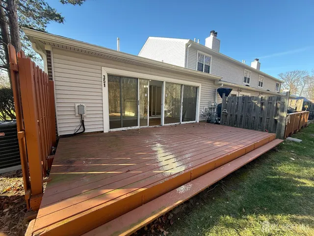 a view of a house with backyard