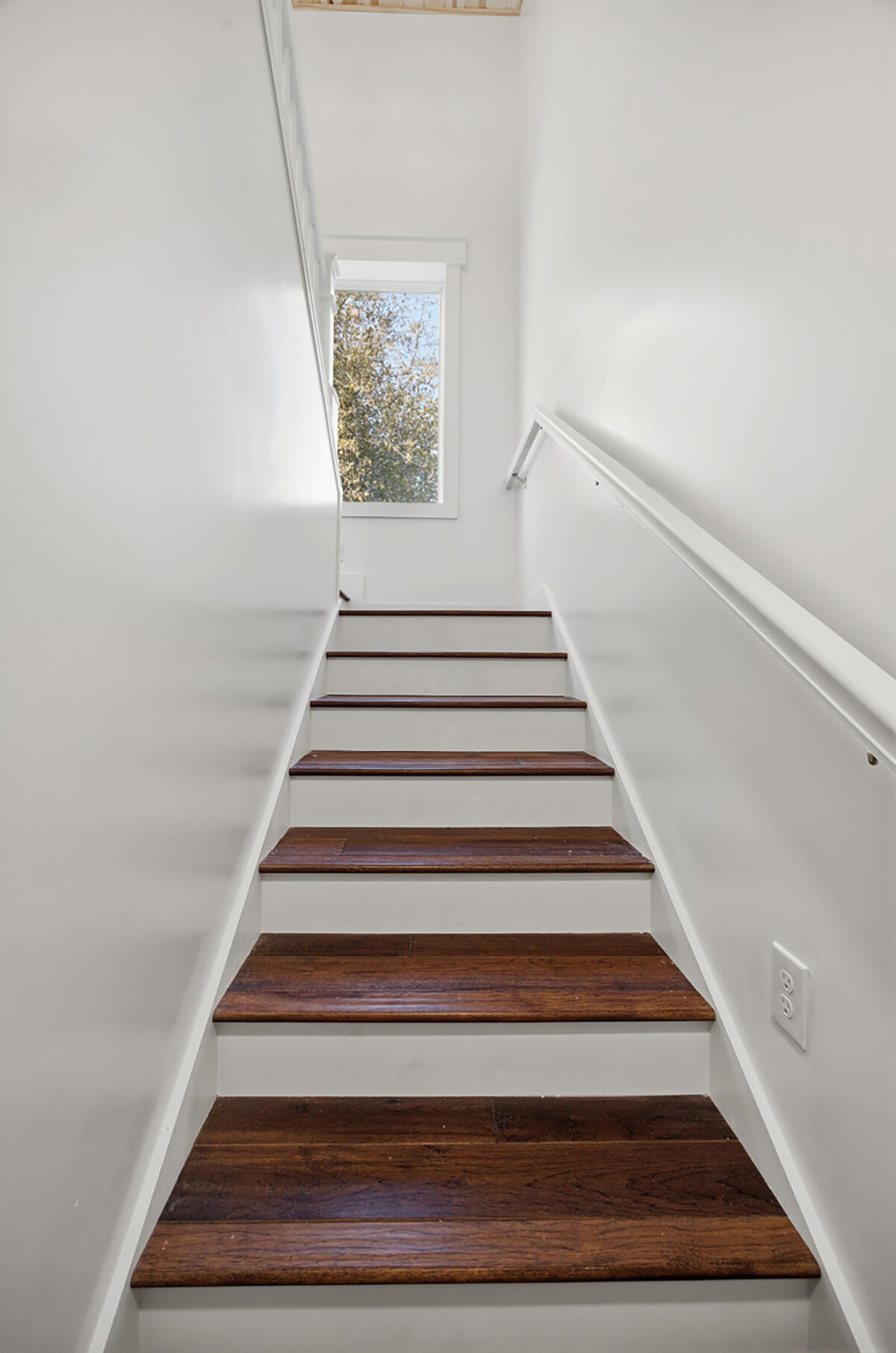 31393 Dahlem Drive Exeter, CA 93221 - Photo 34 of 79 34 - Stairways
