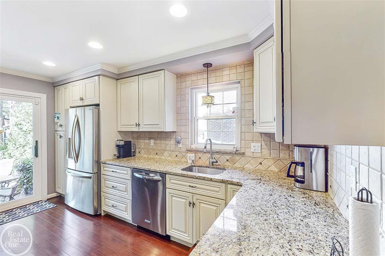 1887 Broadstone Road Grosse Pointe, MI 48236 - Photo 10 of 41 50056413-9.JPG