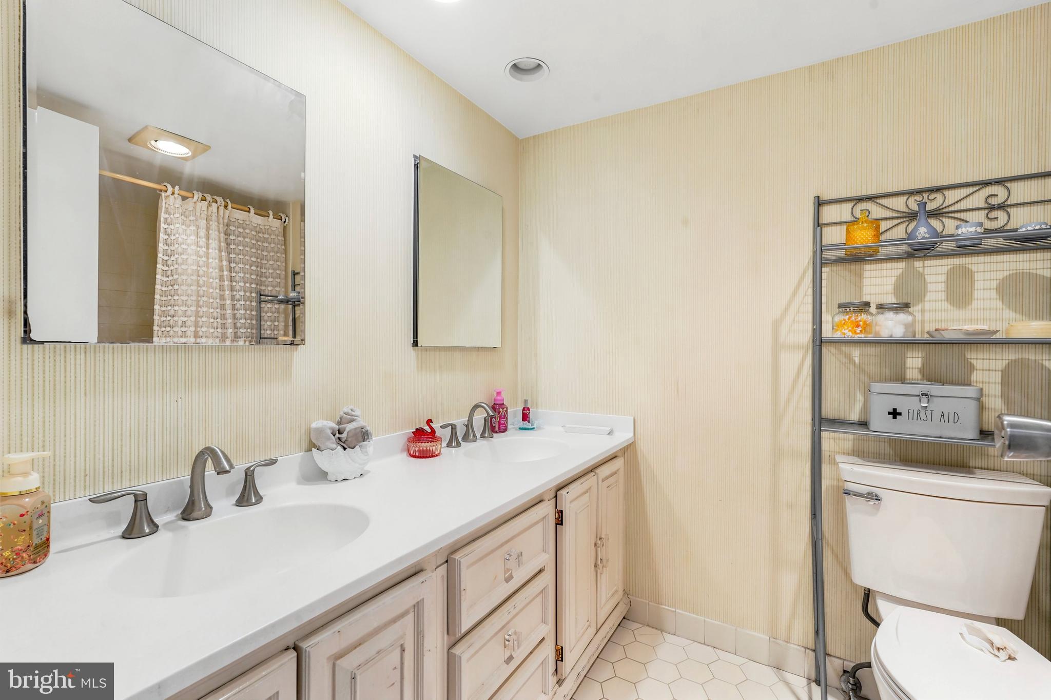 41 Conshohocken State Road, Unit 503 Bala Cynwyd, PA 19004 - Photo 17 of 24 Primary bathroom with double sinks