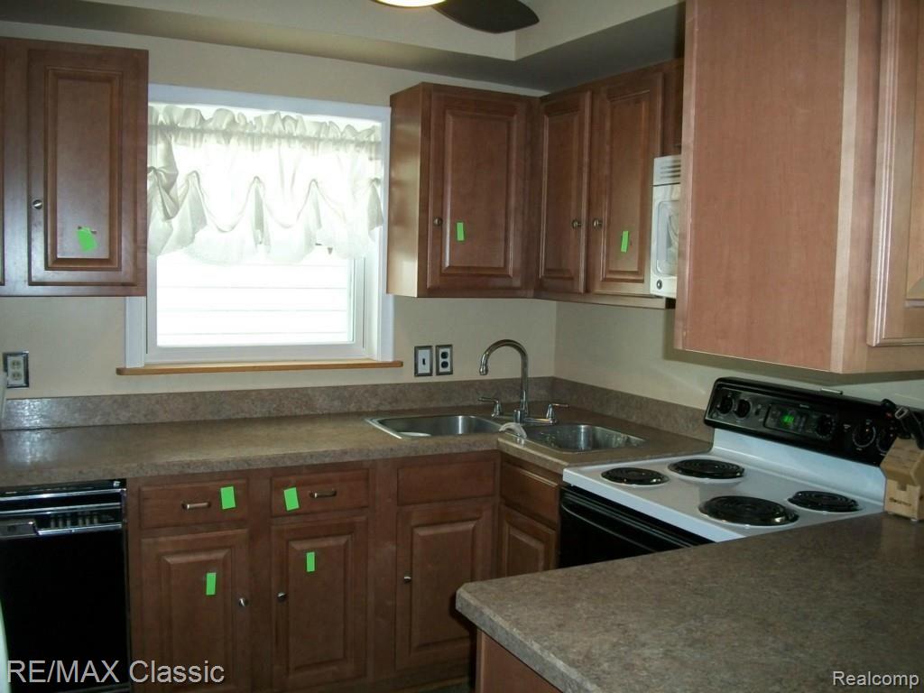 1259 Oxford Road Berkley, MI 48072 - Photo 13 of 30 100_3517.jpg