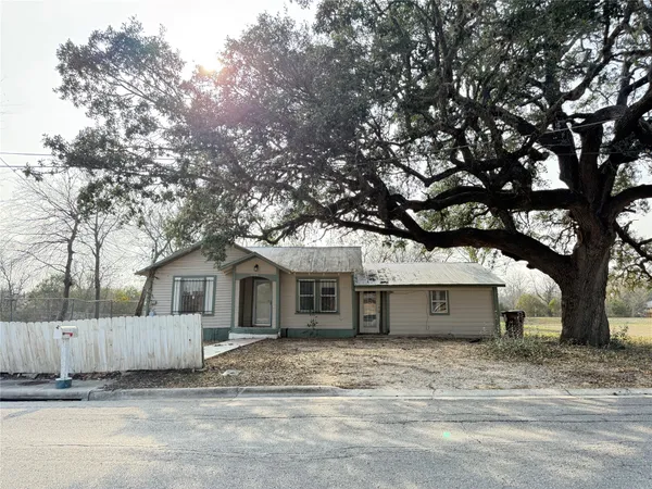 $140,000 | 1109 North Pecos Street, Lockhart, TX 78644