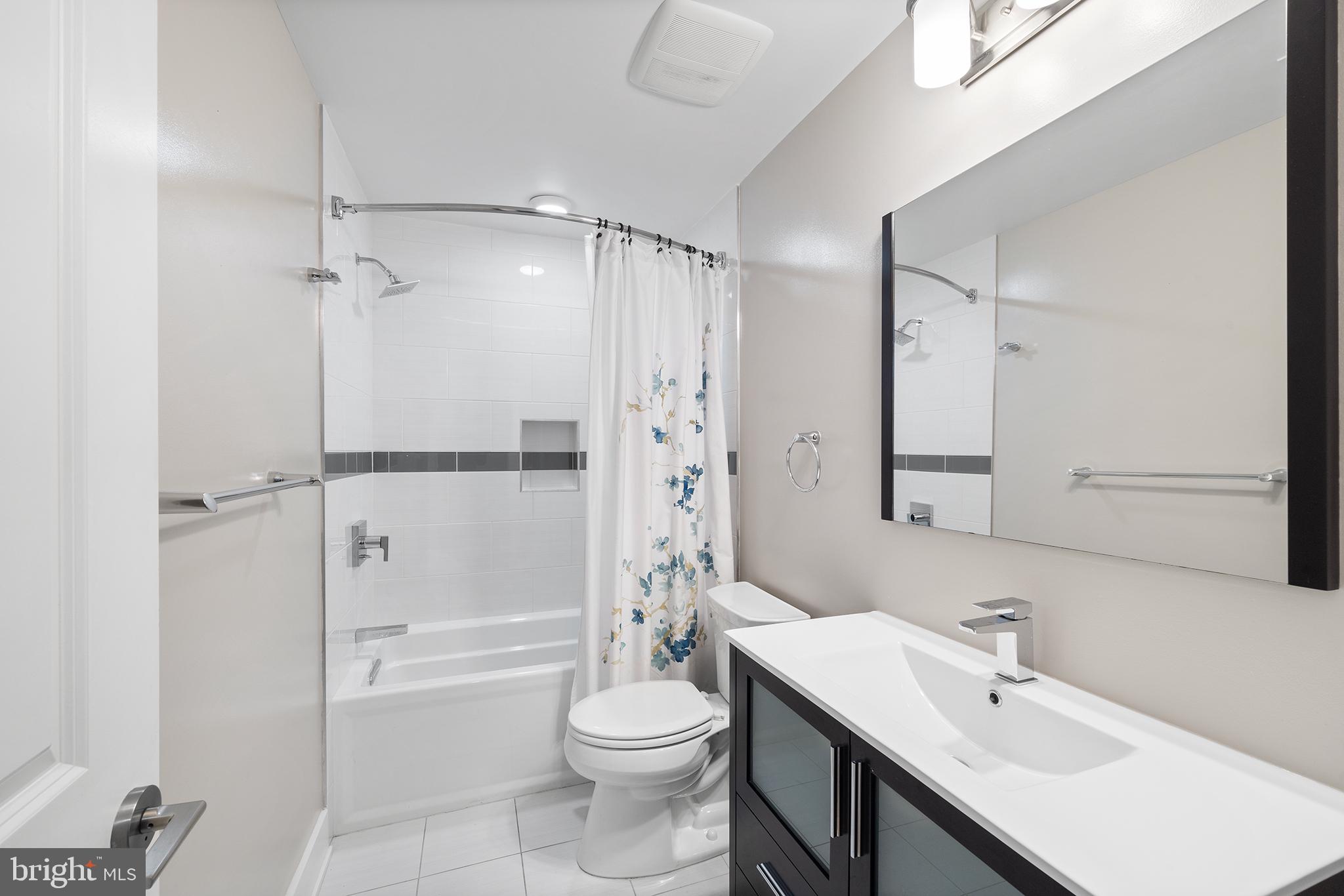 1229 North 5th Street, Unit 2 Philadelphia, PA 19122 - Photo 15 of 23 Second bath of three