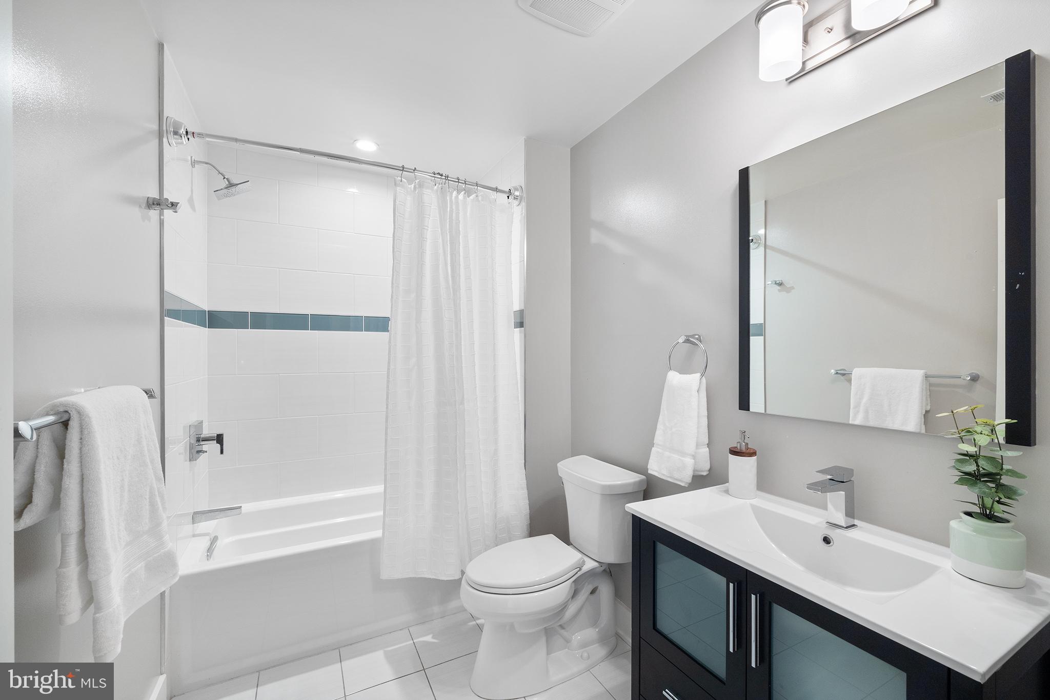 1229 North 5th Street, Unit 2 Philadelphia, PA 19122 - Photo 10 of 23 Bath with tub