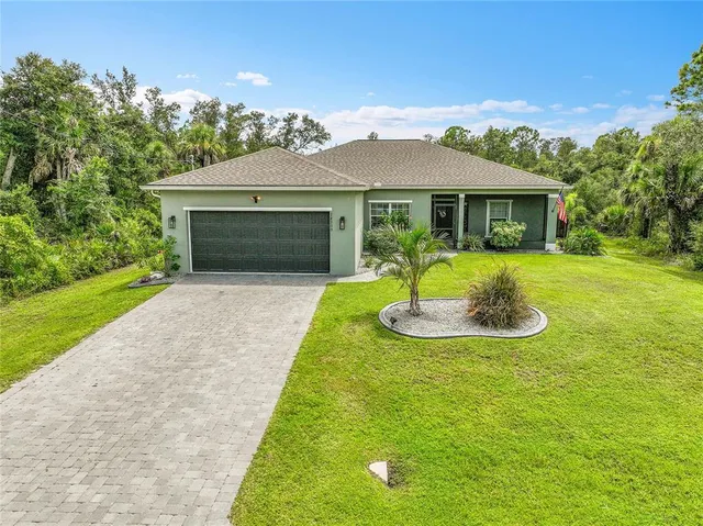 a view of a house with backyard and garden