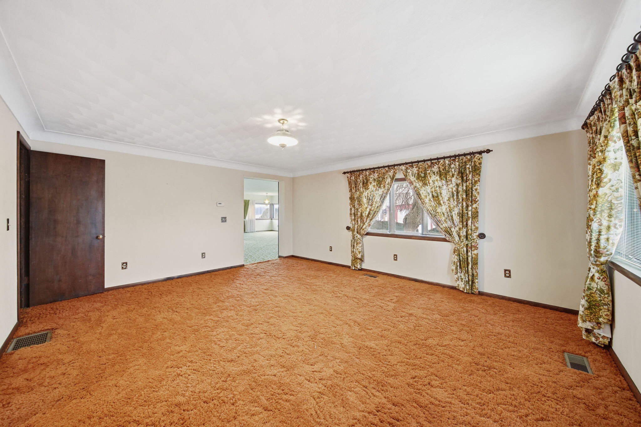 14940 Medina Road Hudson, MI 49247 - Photo 17 of 60 Living Room
