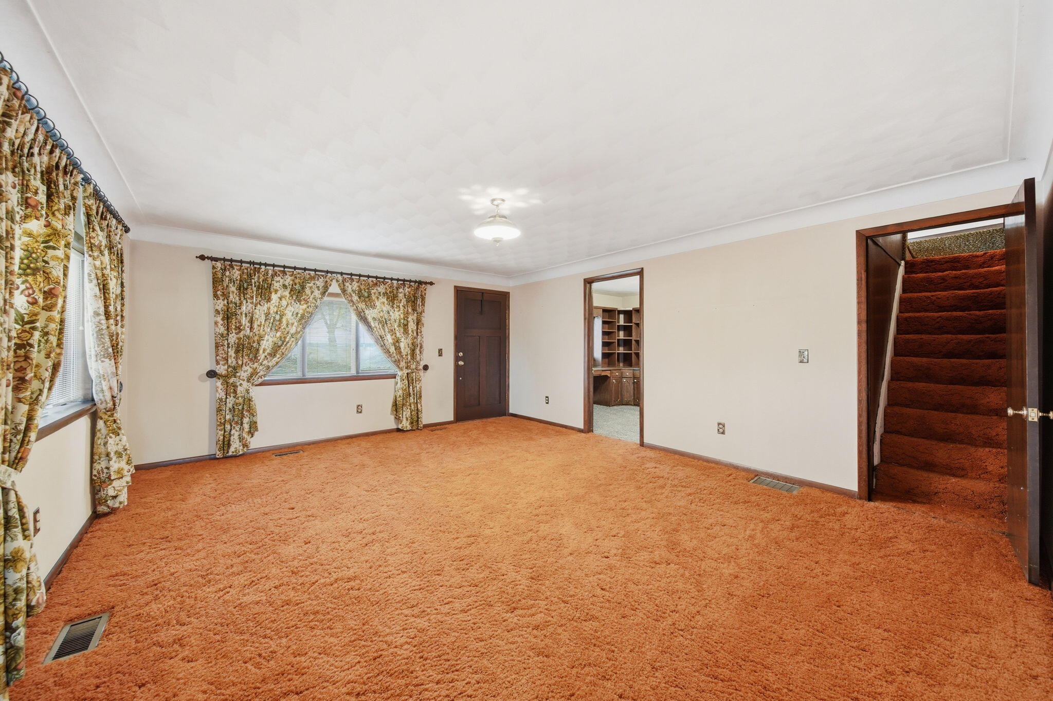 14940 Medina Road Hudson, MI 49247 - Photo 8 of 60 Living Room