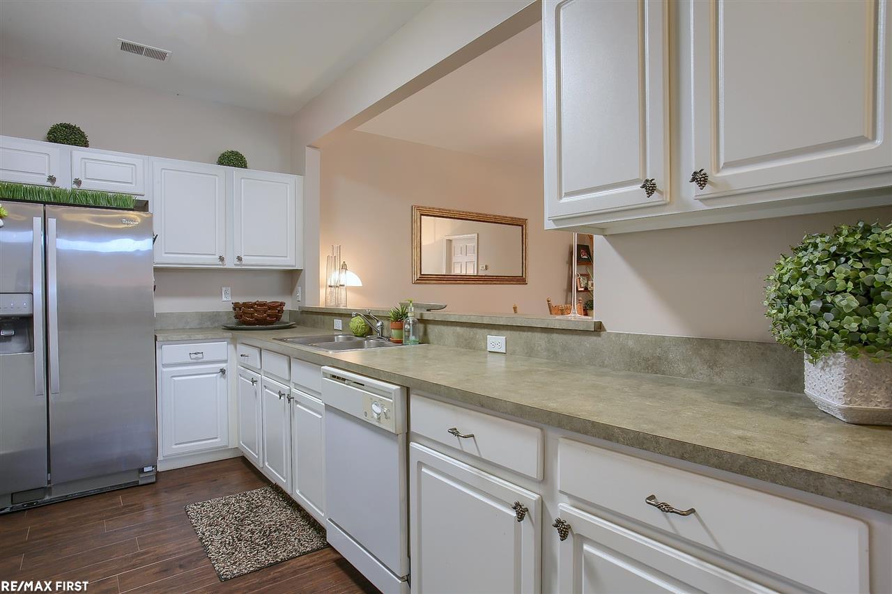 46003 Rhodes Drive Macomb, MI 48044 - Photo 10 of 26 50028162-9.JPG