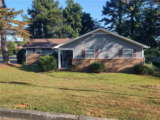 a view of a house with a yard
