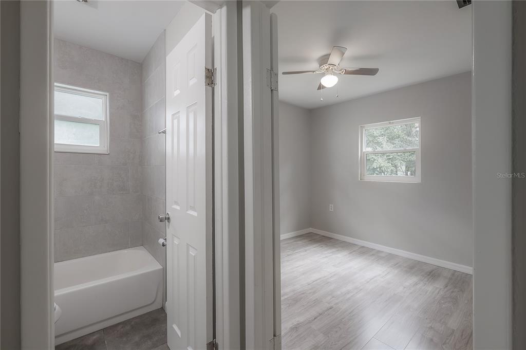 10411 North Woodmere Road Tampa, FL 33617 - Photo 23 of 29 a bathroom with a bathtub and a ceiling fan