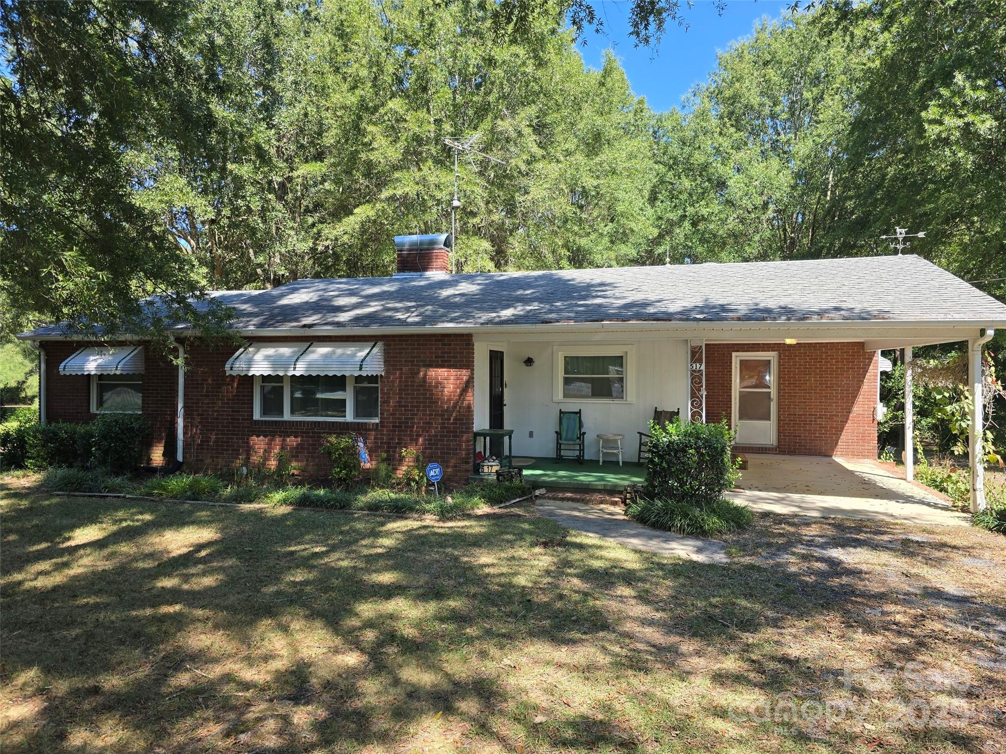 a view of a house with a yard
