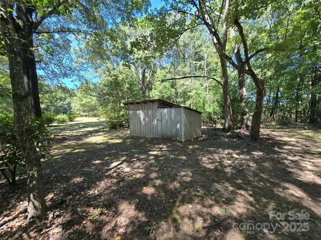 a view of a yard with a house