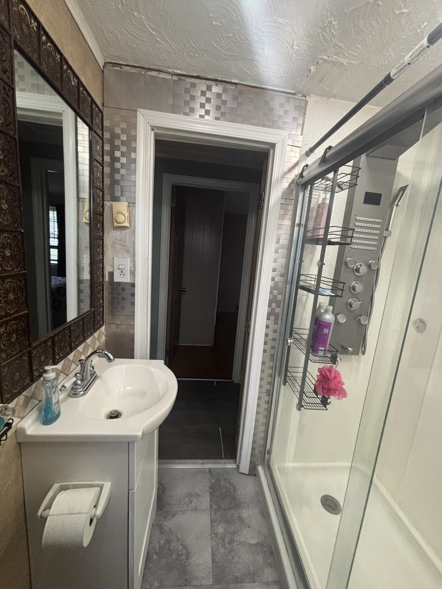 18 Ellery Road Villas, NJ 08251 - Photo 22 of 32 a bathroom with a sink and mirror with bathtub