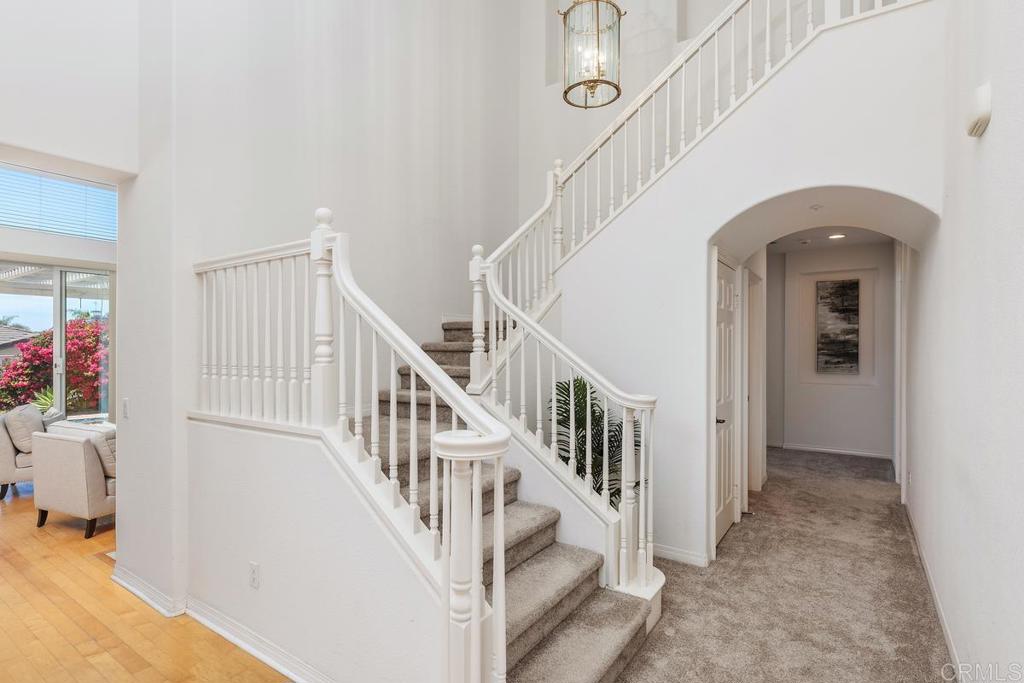 250 Pacific View Lane Encinitas, CA 92024 - Photo 19 of 40 a view of entryway and hall
