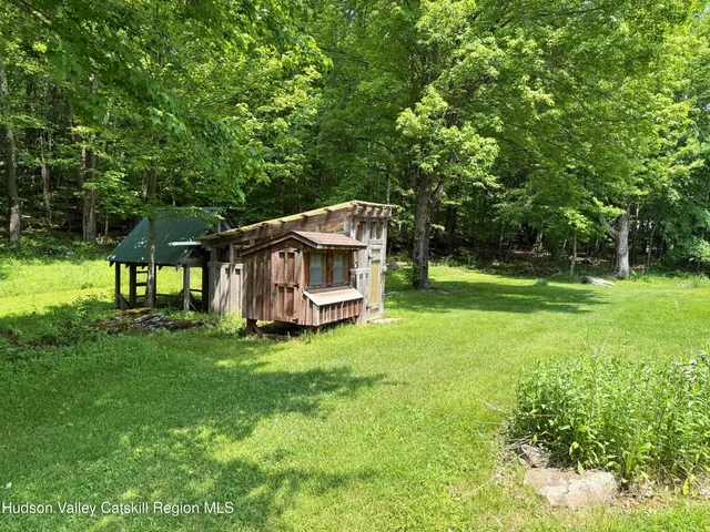 a view of a house with backyard and garden