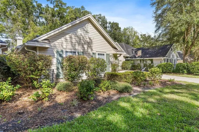 a view of a house with yard and plants