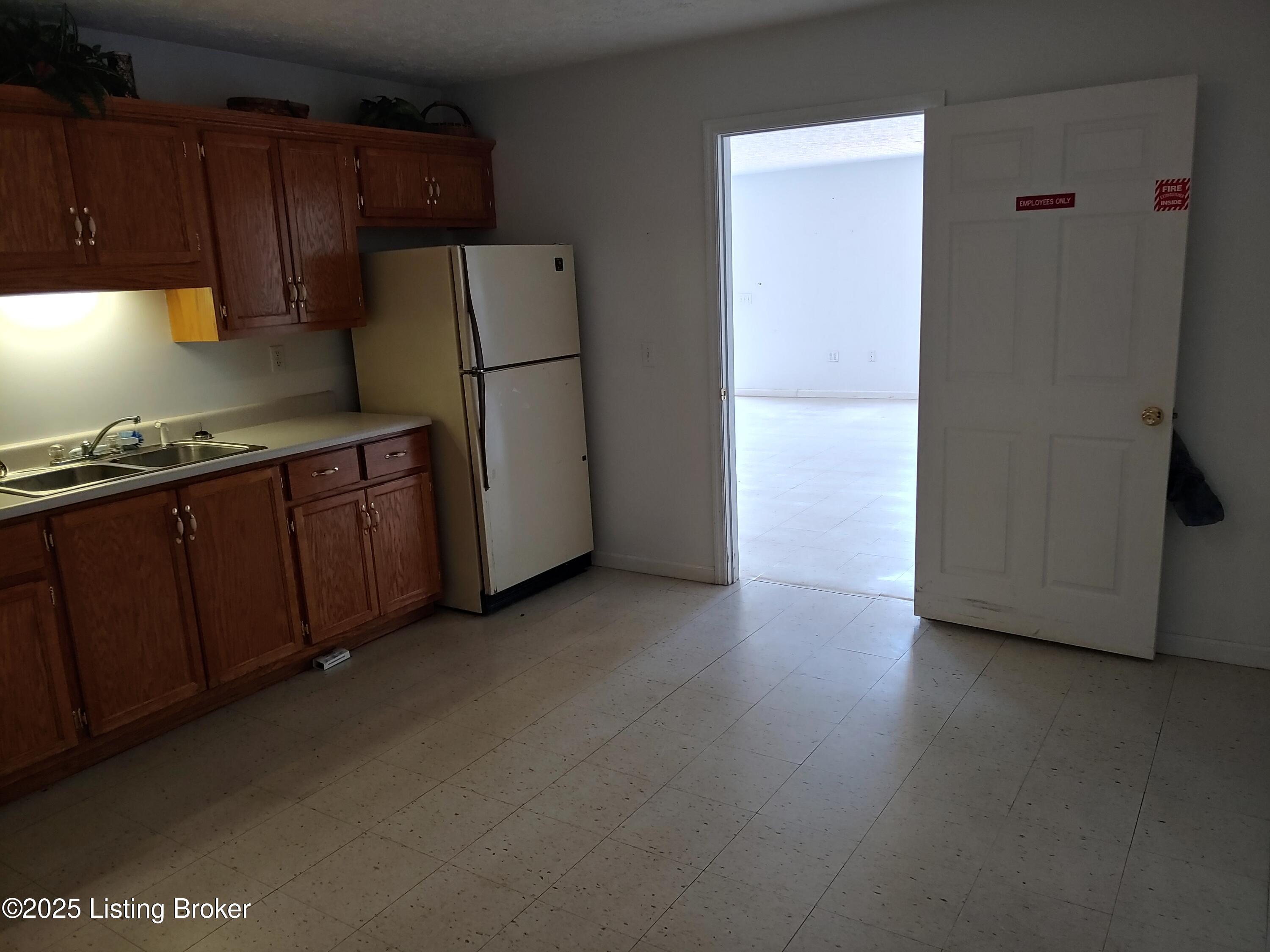 102 Castle Ridge Drive Edmonton, KY 42129 - Photo 8 of 13 Kitchen (2)