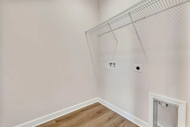 a view of an house with backyard