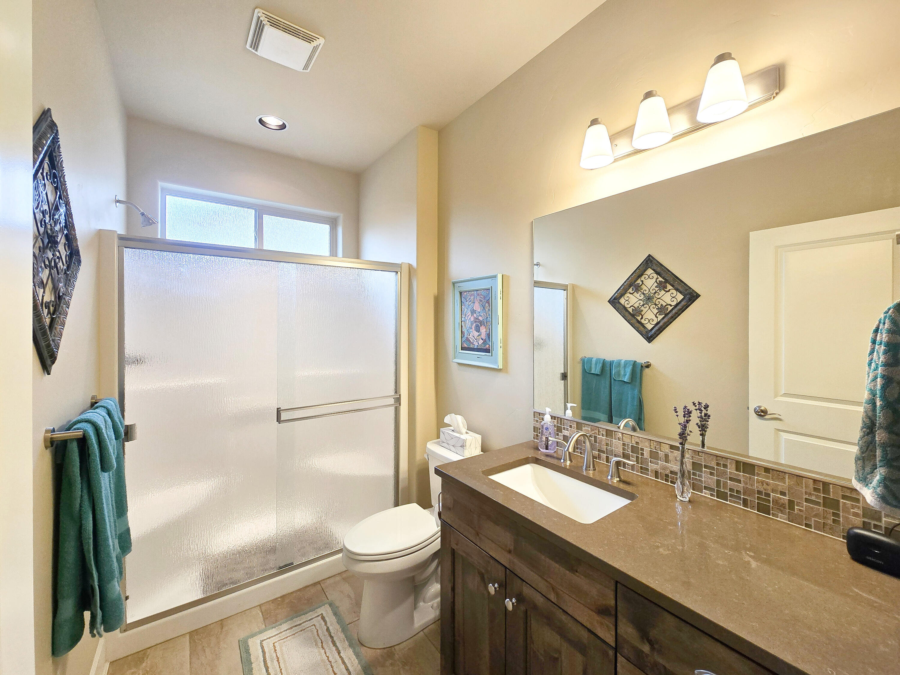 61076 Manhae Loop Bend, OR 97702 - Photo 39 of 67 Hallway Bath