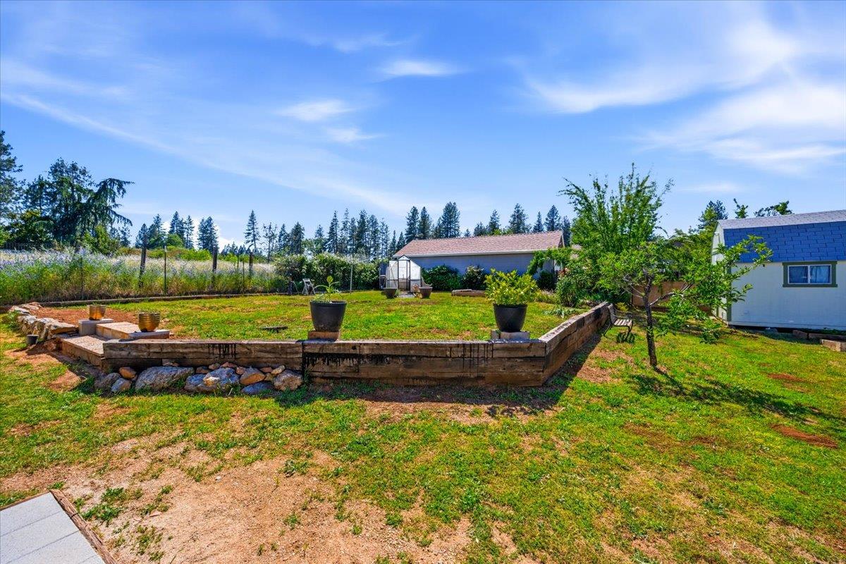232 Upper Slate Creek Road Grass Valley, CA 95945 - Photo 31 of 48 a garden view with a seating space