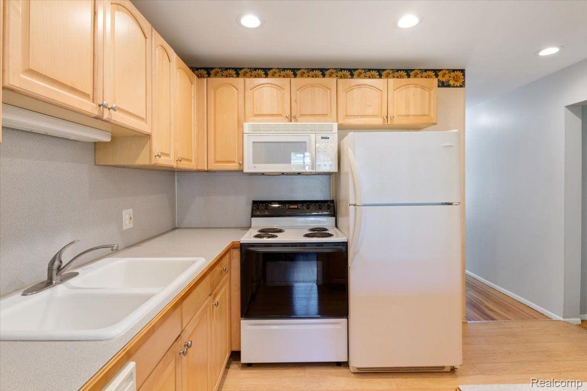 29550 Hoover Road Warren, MI 48093 - Photo 9 of 23 Kitchen