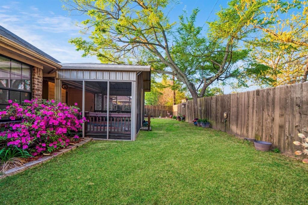 90 44th Street Southwest Paris, TX 75460 - Photo 16 of 17 a front view of a house with a garden