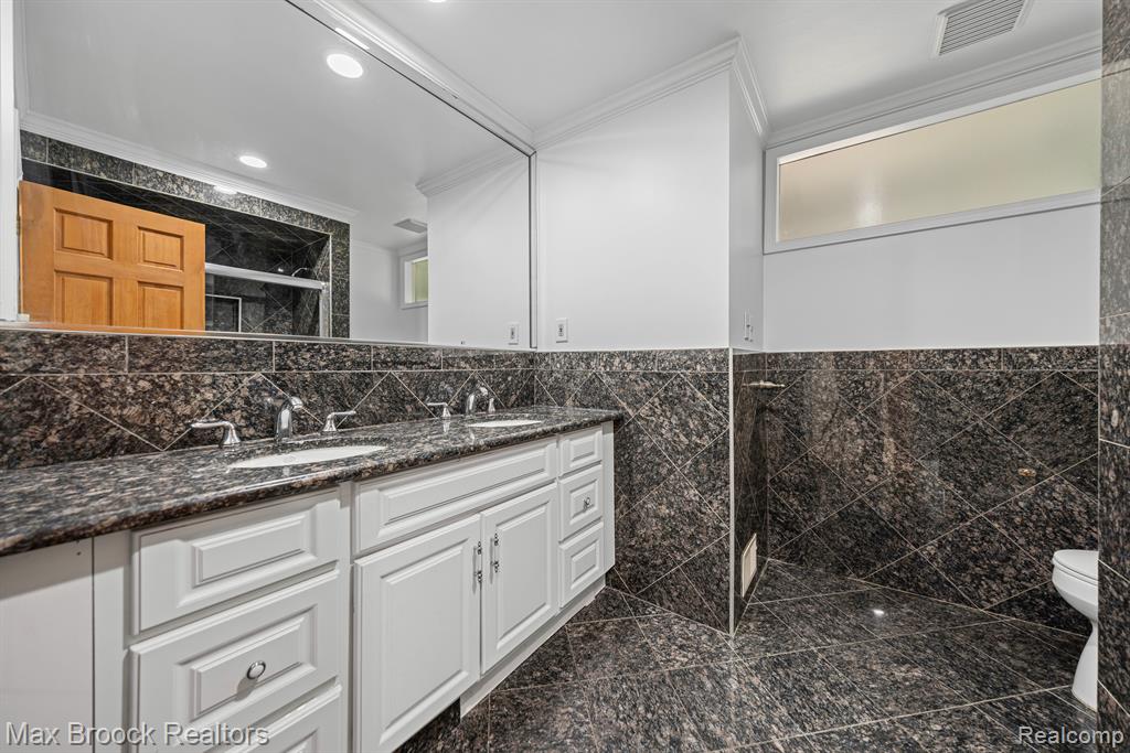32036 Red Clover Road Farmington Hills, MI 48334 - Photo 29 of 44