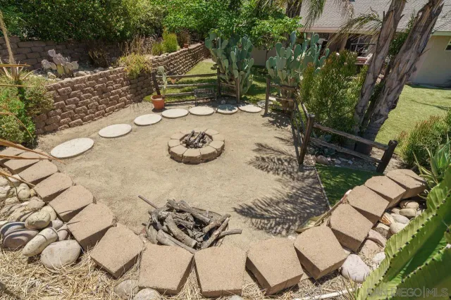 a view of a yard with plants