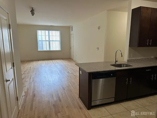 $2,050 | 88 Roosevelt Avenue, Unit 404, Carteret, NJ 07008