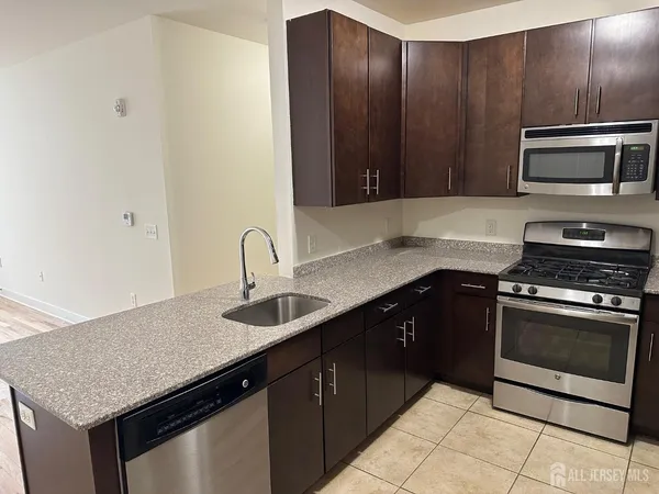 $2,050 | 88 Roosevelt Avenue, Unit 404, Carteret, NJ 07008