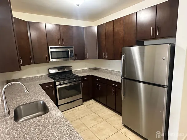 $2,050 | 88 Roosevelt Avenue, Unit 404, Carteret, NJ 07008
