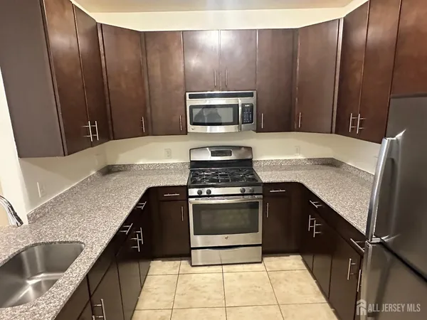 $2,050 | 88 Roosevelt Avenue, Unit 404, Carteret, NJ 07008