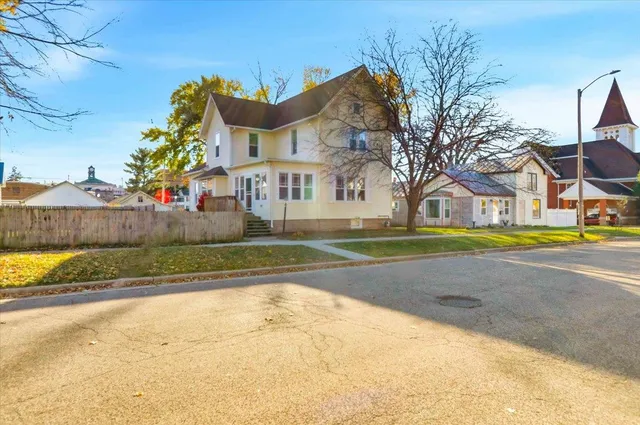 $285,000 | 115 6th Avenue, Baraboo, WI 53913