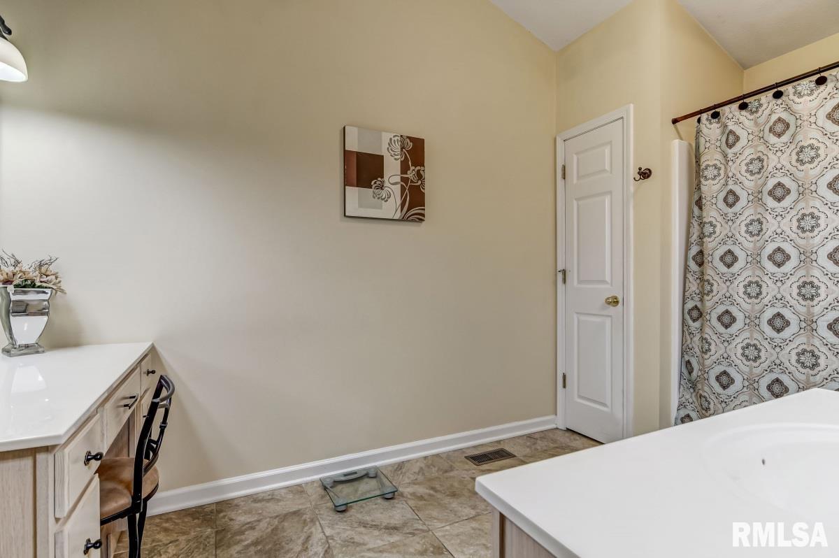 3724 Castle Hill Boulevard Springfield, IL 62712 - Photo 18 of 35 Gallery Image 18