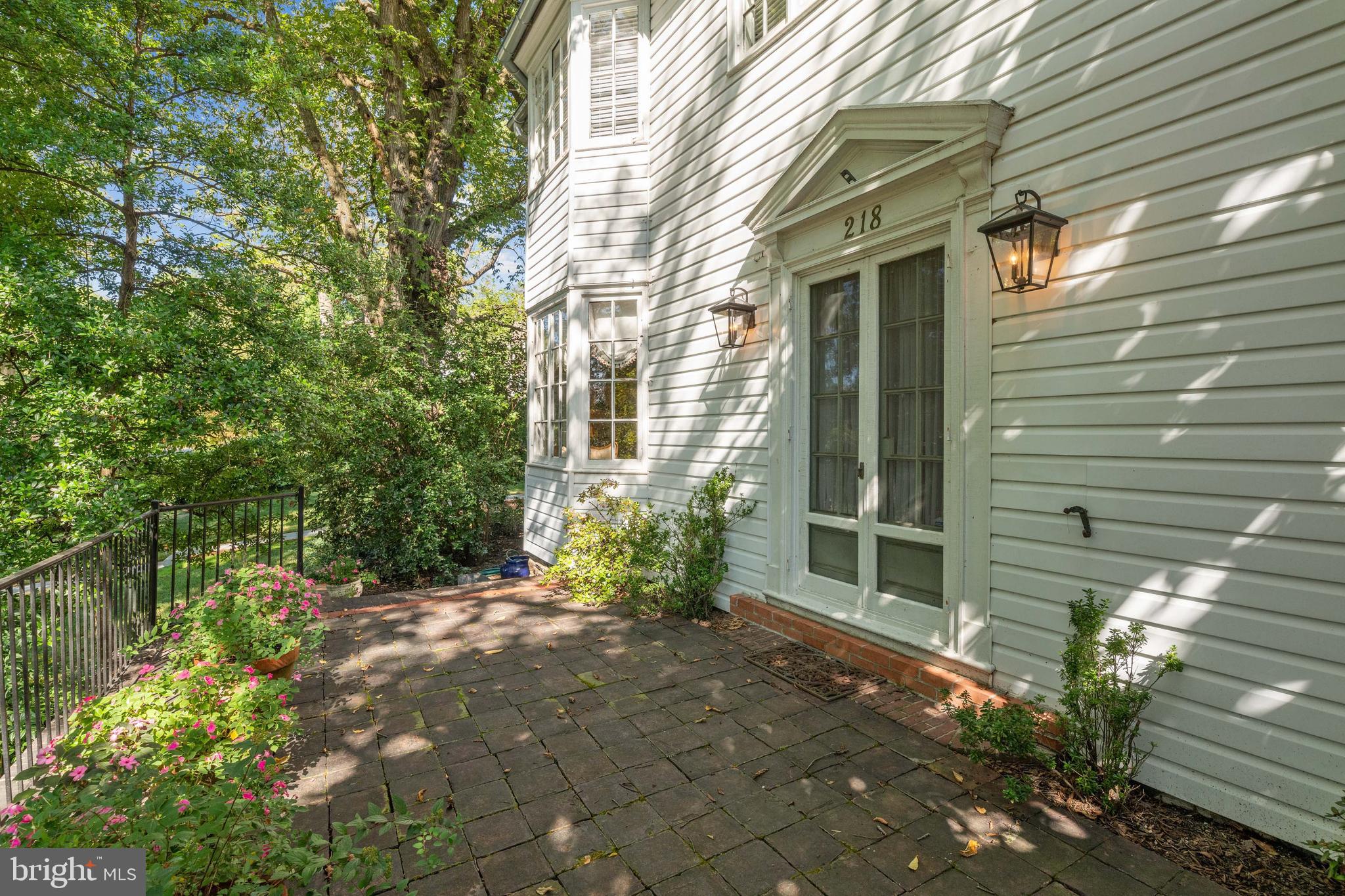 218 Tunbridge Road Baltimore, MD 21212 - Photo 12 of 55 Large patio off of living room