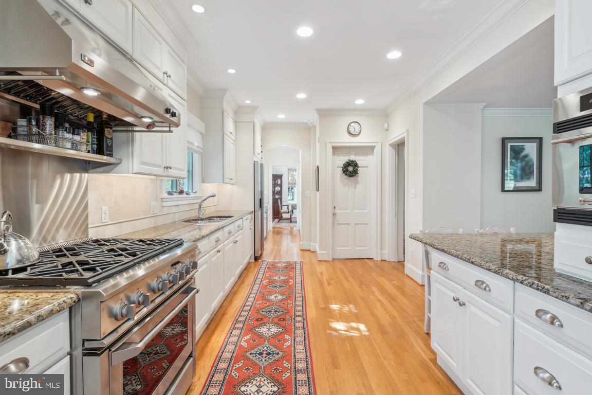 218 Tunbridge Road Baltimore, MD 21212 - Photo 17 of 55 Gourmet kitchen with high-end appliances