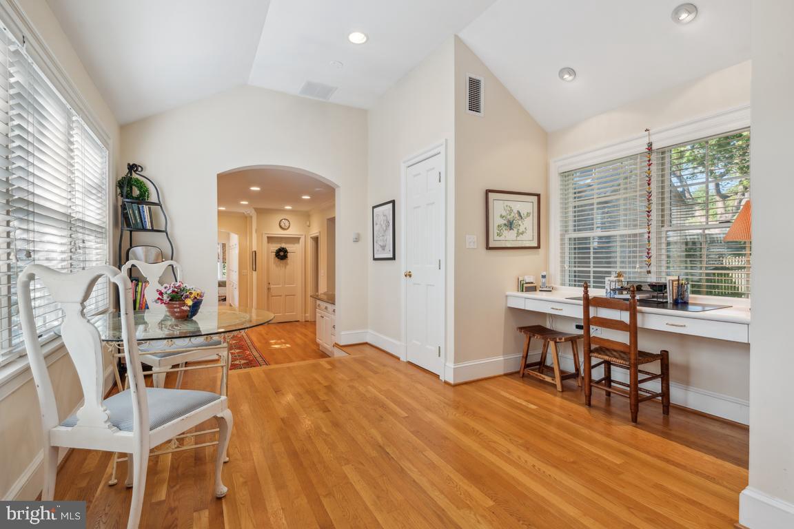 218 Tunbridge Road Baltimore, MD 21212 - Photo 20 of 55 Desk area in breakfast room