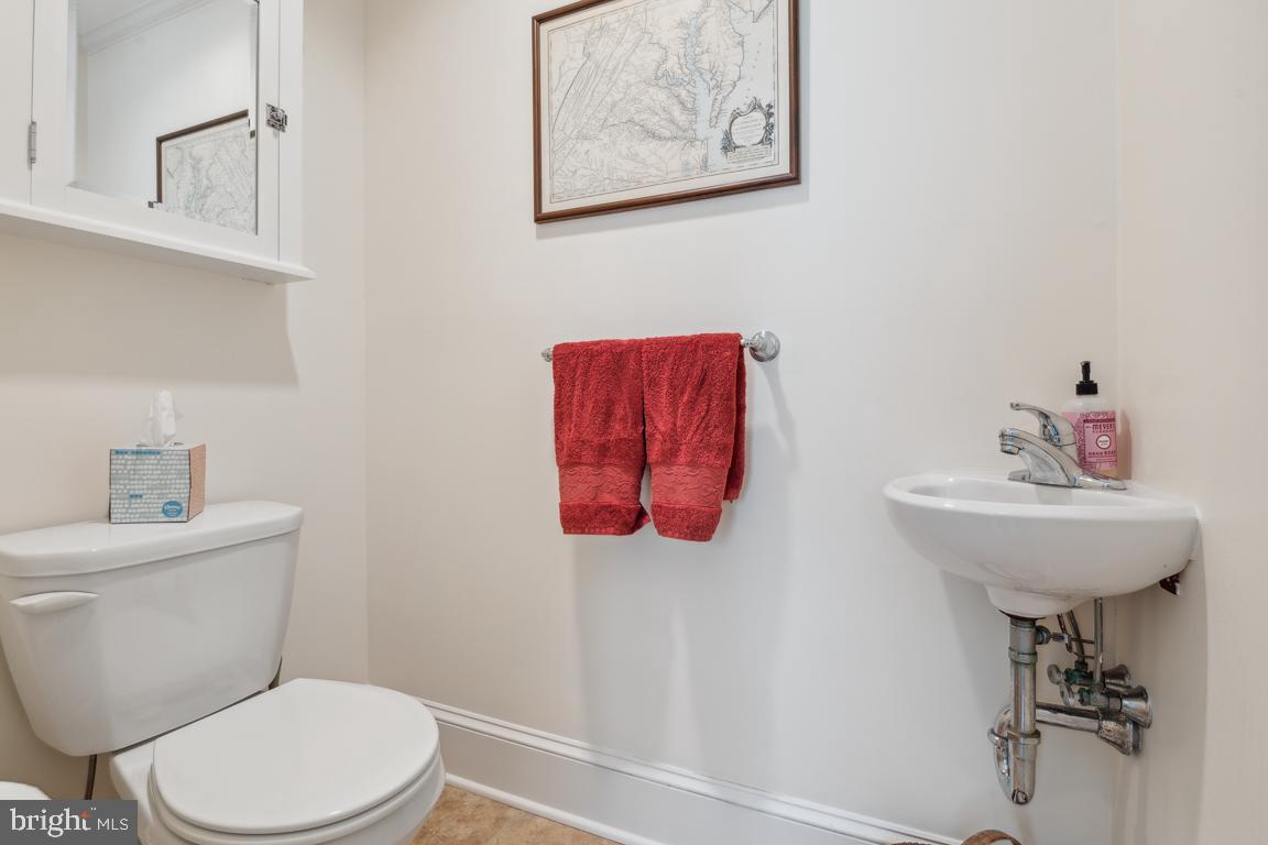 218 Tunbridge Road Baltimore, MD 21212 - Photo 21 of 55 Powder room off of breakfast room
