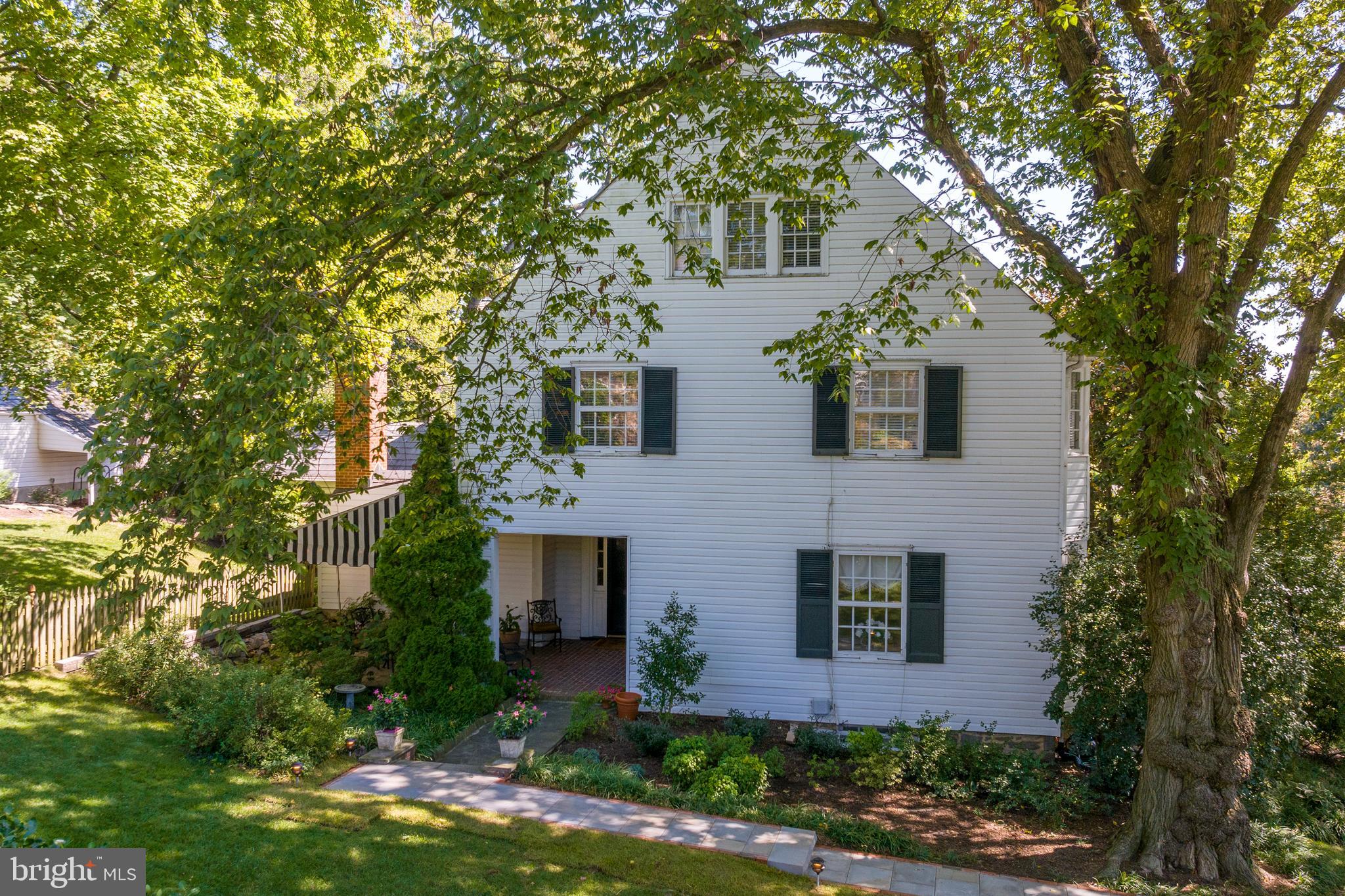 218 Tunbridge Road Baltimore, MD 21212 - Photo 5 of 55 Main entrance is to side - so unique and elegant