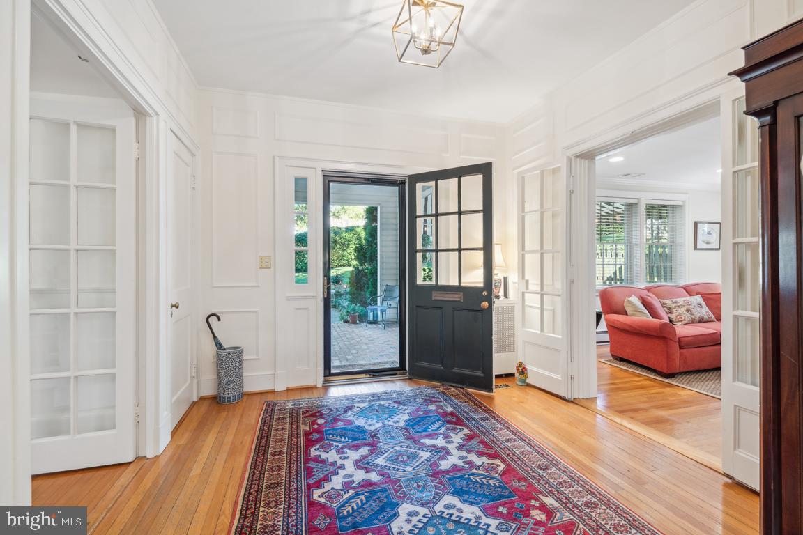 218 Tunbridge Road Baltimore, MD 21212 - Photo 8 of 55 Gracious front entrance foyer