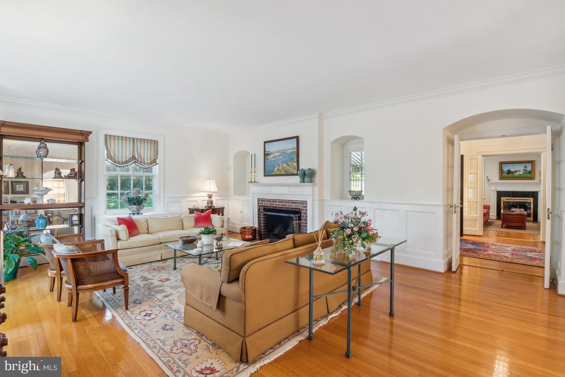 218 Tunbridge Road Baltimore, MD 21212 - Photo 10 of 55 Large and light-filled living room