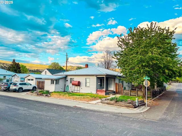 $235,000 | 227 Northwest 2nd Avenue, John Day, OR 97845