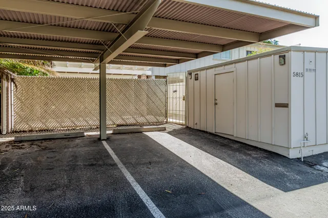 a view of a back yard